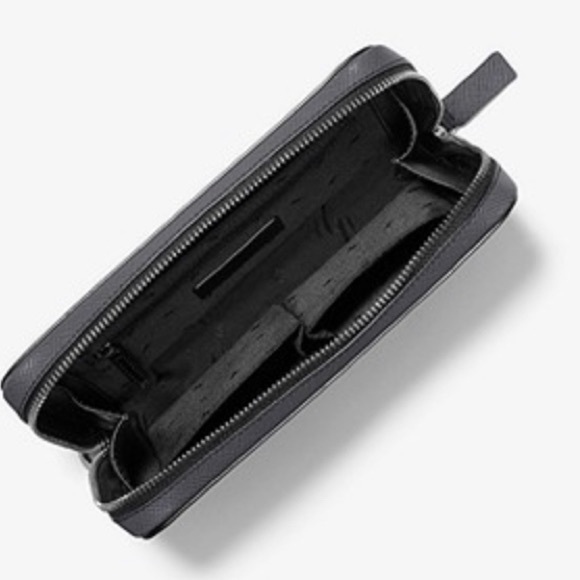 Auth. Michael Kors leather LG phone/card wristlet - Picture 13 of 13